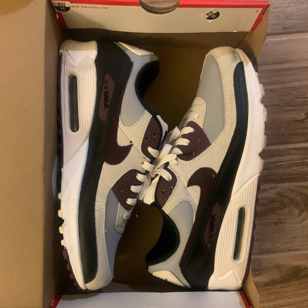 air max 90’s, only been worn literally 4-5 times max and still have the og box.